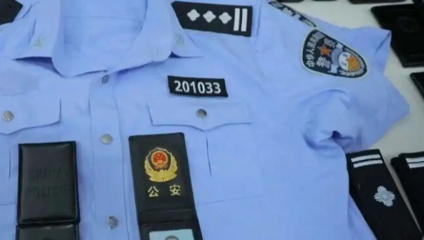 柬埔寨警方公布大批电诈涉案物品，包括仿冒的中、美、日警察证件、服装和旗帜，还有实时AI换脸设备