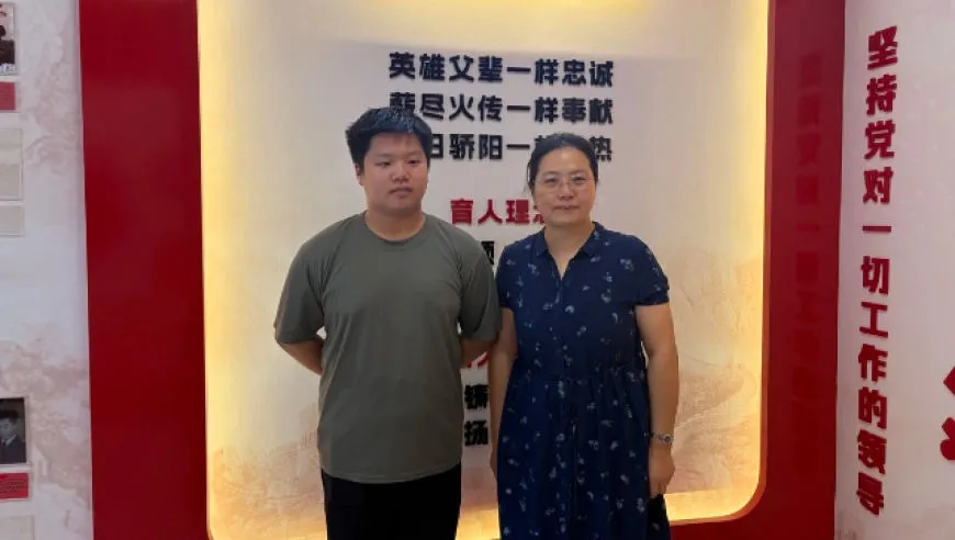 军人丈夫因公牺牲10年后，女子含泪拥抱军校报到的儿子：“做一个像你父亲一样的军人”