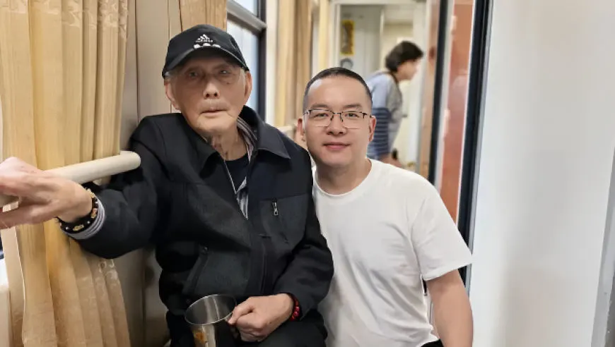 96岁老爷爷坐43小时火车抵达拉萨！这是他全国旅行的最后一站！网友：心有山海，永远少年