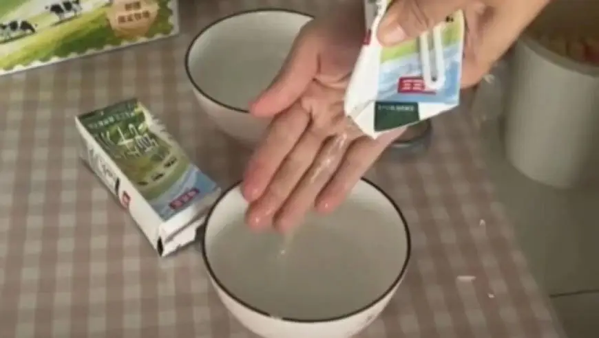 “喝着没什么奶味”，网友在纯牛奶里倒出透明的水，企业道歉：系工人操作失误