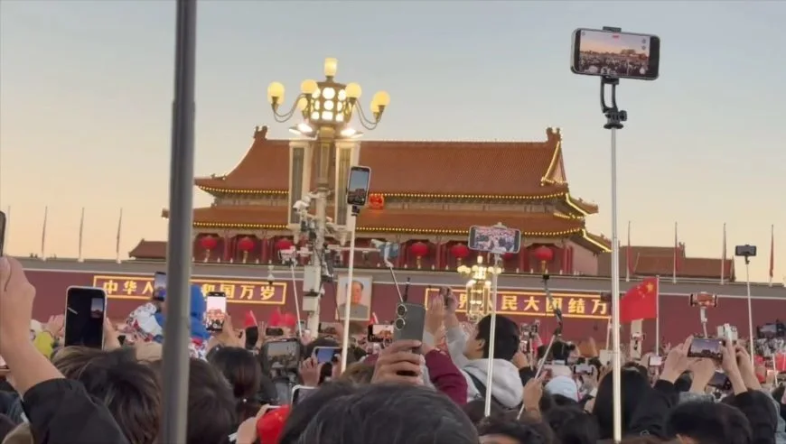 孙女带外公看升旗圆梦天安门：毛毯铺地守一夜，一起歌唱祝福祖国