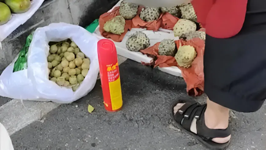 四川一农贸市场附近有摊贩用杀虫剂喷水果，综合执法局：已经在处理