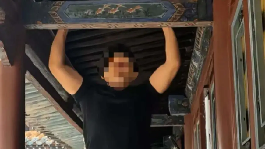 悬空寺确认男游客抓横梁做引体向上！称未损害文物，警方介入