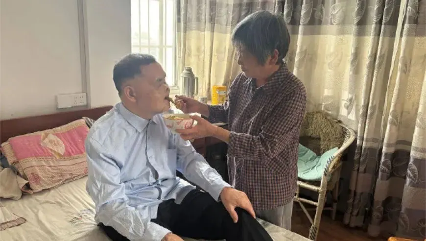 湖北女子不顾亲友劝阻，嫁给因公负伤双目失明的退伍军人，不离不弃照顾48年，为他撑起三世同堂的家：他为国家负伤，我愿意照顾他