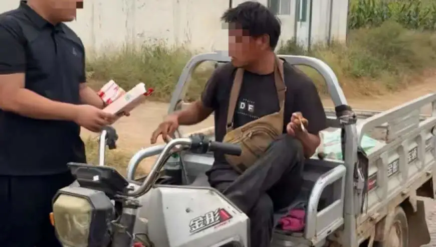 河北沧州婚车半路被拦下，男子骑三轮车堵路索要整条喜烟，网友怒了