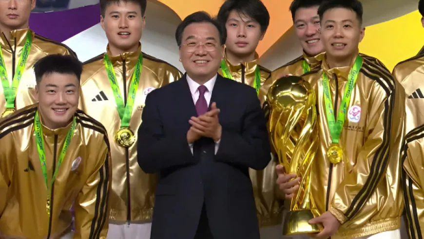江苏省委书记信长星，为“苏超”冠军颁奖