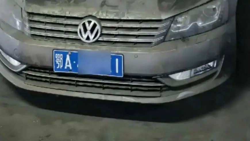 鄂A牌小车在河南信阳高铁站停了近7年满身灰尘，停车场称已欠费五六万元，曾联系车主未果，网友关心车主是否安好，记者拨通电话对方称在开会