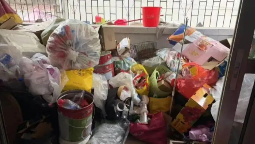 江西男子“举报”母亲大量囤积废品，致父母肺部感染住院，消防上门清理出两卡车废品