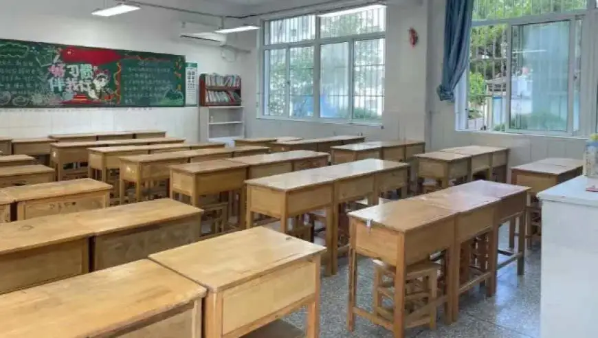 连云港一小学要求家长自费349元买课桌？校方和教育部门回应：学校及时引导，无家长自费购置课桌椅；记者实地走访东海县海陵路小学