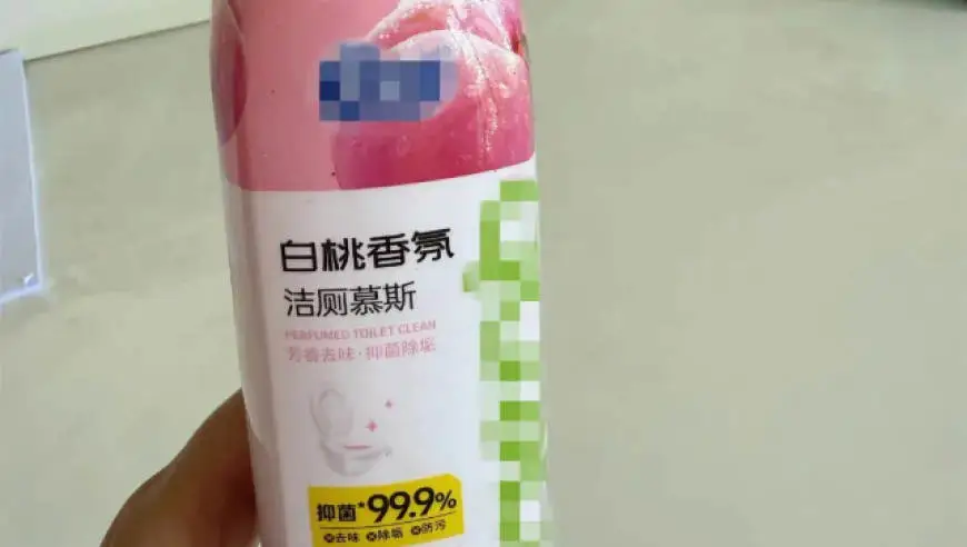 云南一老人替孙子尝“白桃饮料”后口腔食道灼烧，仔细一看竟是洁厕慕斯，被紧急送医洗胃：包装很像饮料，万幸没给孩子喝