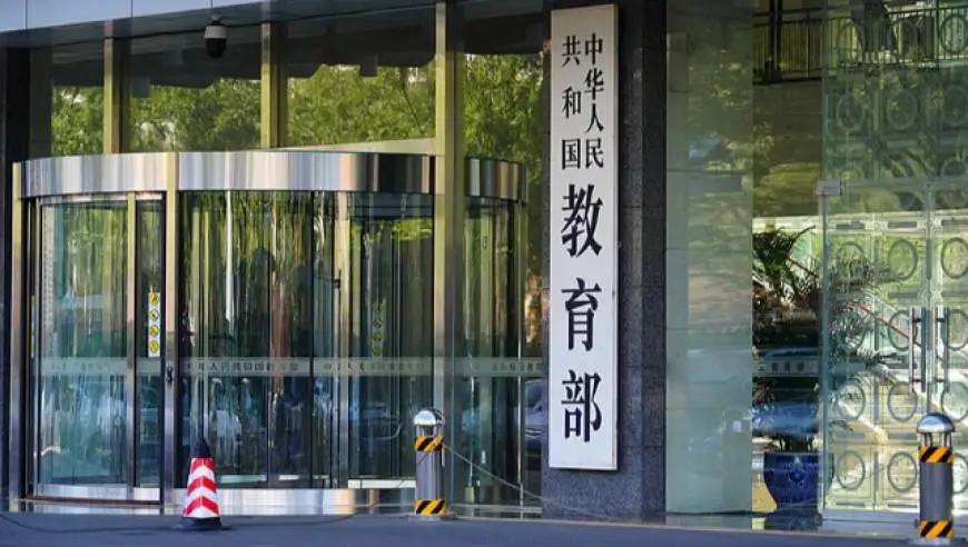 中小学一定要买校服吗？教育部回应