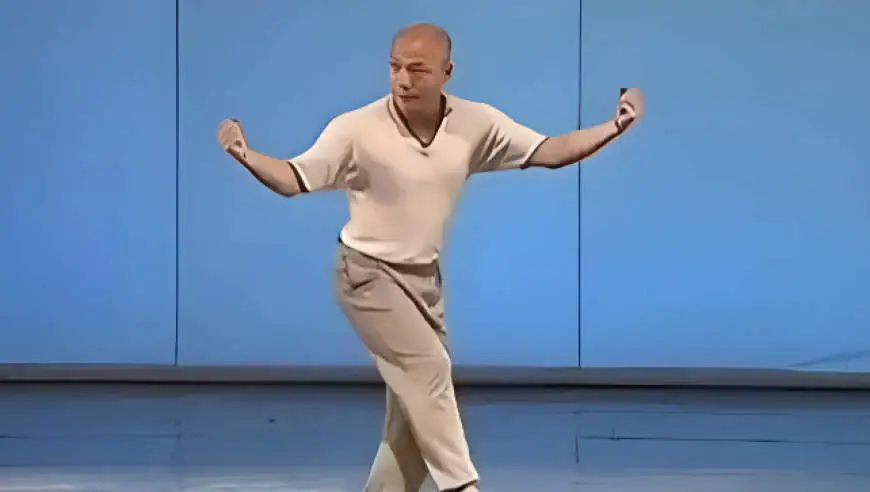 “狗熊哆嗦毛”“闪身步”引模仿热潮，专业人士：一次破圈传播，希望更多人看见中国民间舞