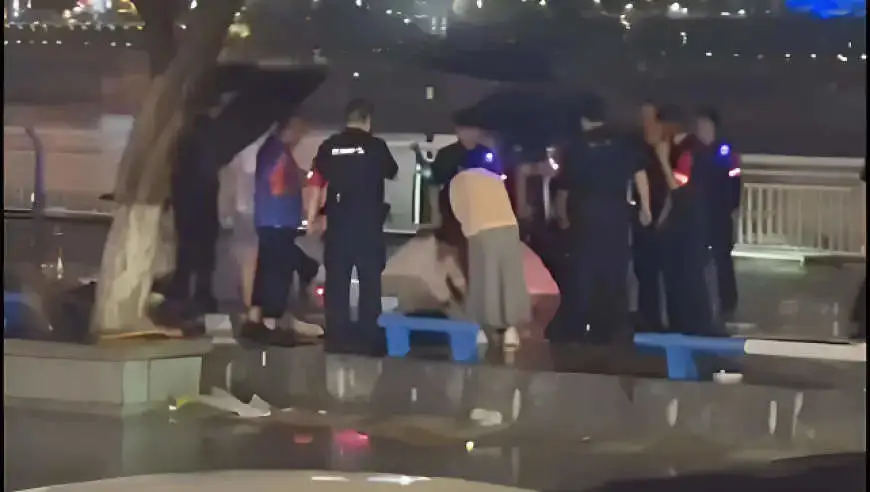 重庆渝中2名行人在人行道触电昏迷，当地通报