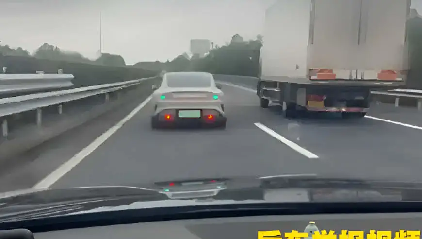 男子高速上故意将车速稳定在80km/h，与大货车并排堵路，民警质问“你知道后面堵了多少车吗”，当事人：“后车闪我，我脾气上来了”