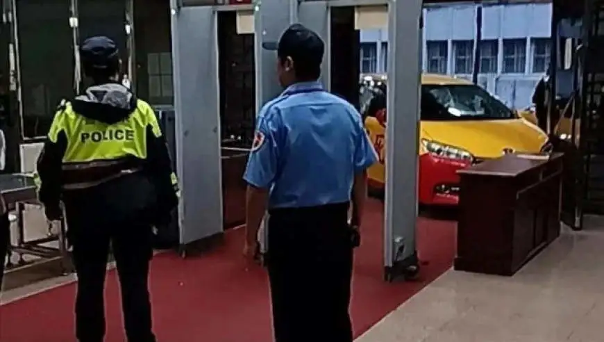 最新！台湾出租车司机清晨冲撞台北地检署大门，怒控“司法已死”