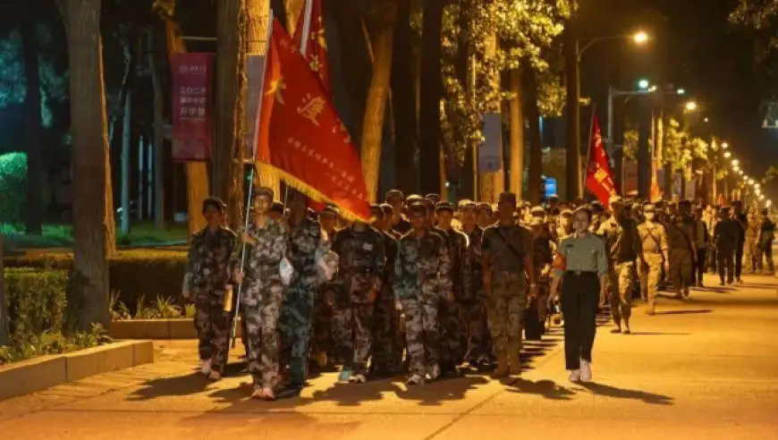 清华大学新生，夜间拉练20公里
