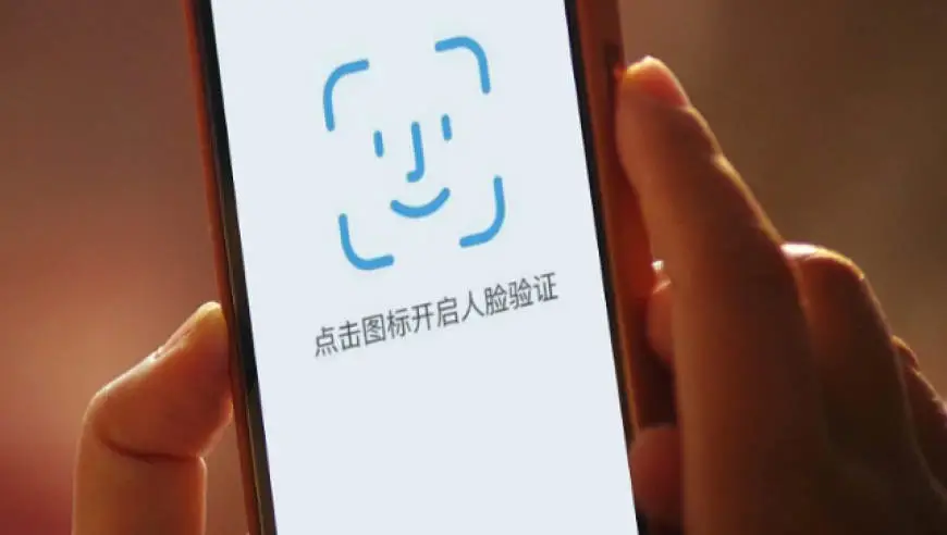 广西一陌生女子称“免费领鸡蛋”，老人没给卡号密码，刷了个脸后，次日10万元定期存款莫名显示转出；涉案账户在最后一刻被警方冻结