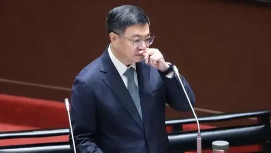 民进党高官因“施政”失当被冻薪