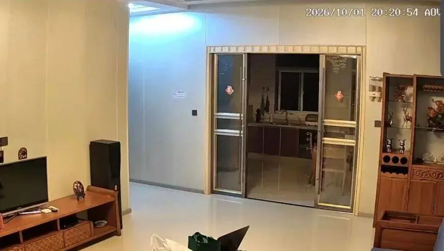 女子整租民宿后发现客厅内有监控，隐私画面被拍下；民宿回应：客厅为公共区域，已道歉并退还房费