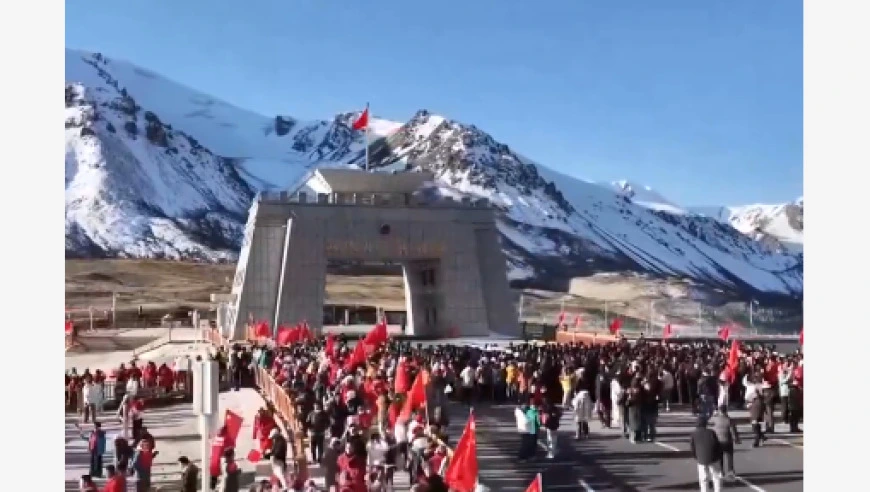 视频丨同升一面旗 共祝祖国好
