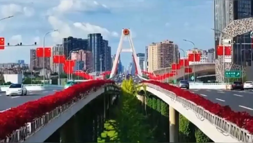国庆佳节将至 多地街道闪耀“中国红”！