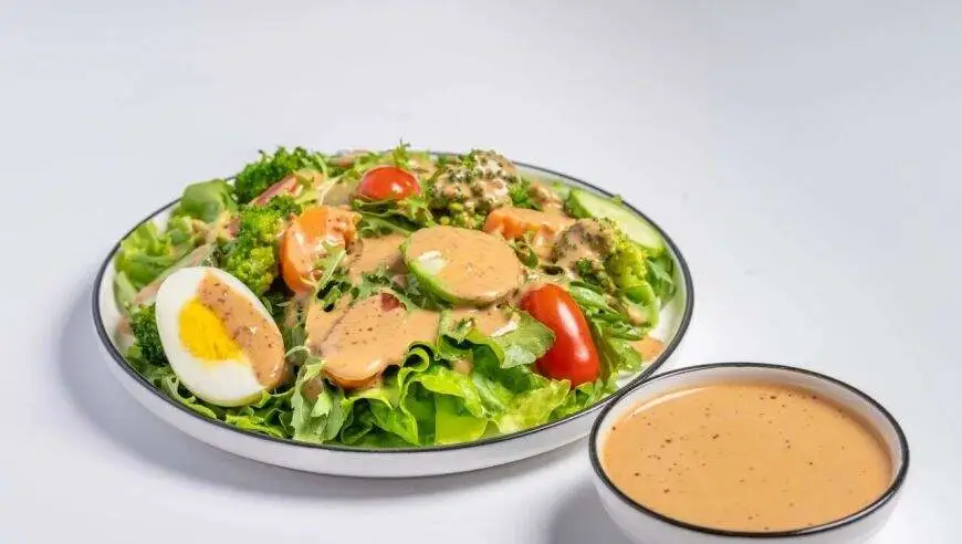 轻食等于减脂餐、能量低，可以放心多吃？