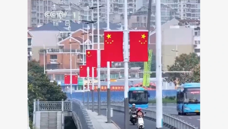 礼赞国庆一抹抹“中国红”铺满街头 处处洋溢喜庆祥和节日氛围