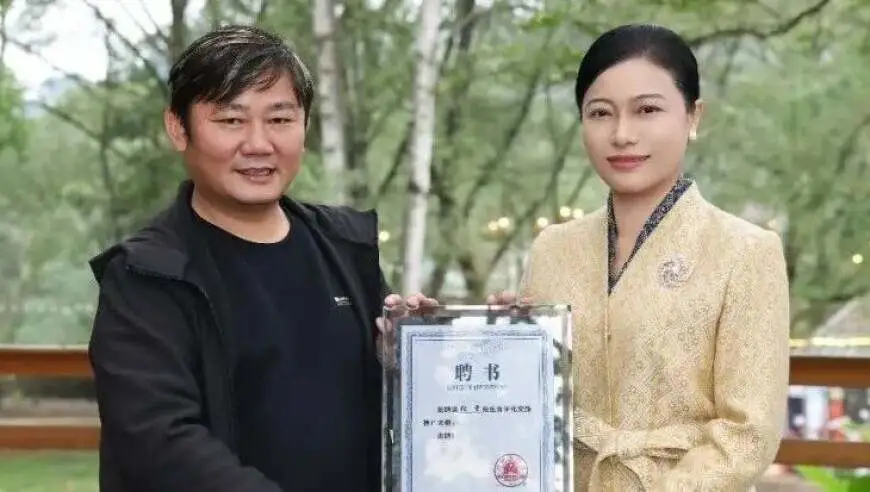 怀化市委书记会见张雪，并颁发聘书