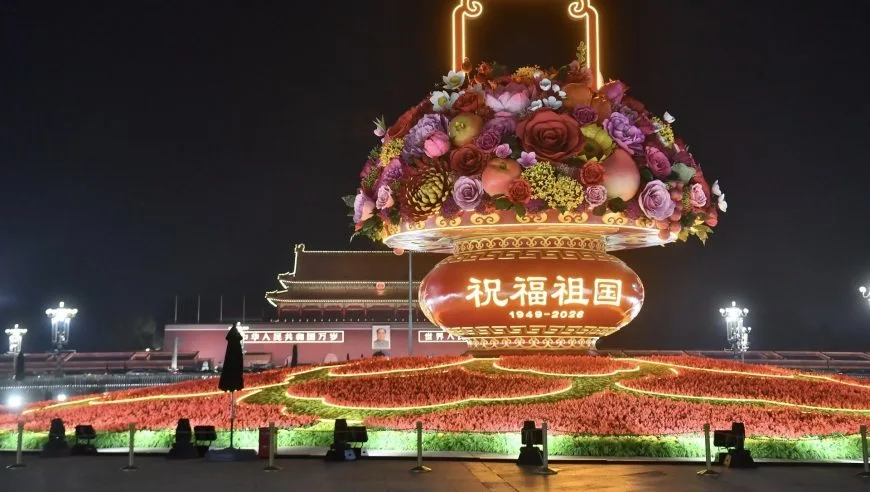 组图｜天安门广场“祝福祖国”大花篮亮灯了！