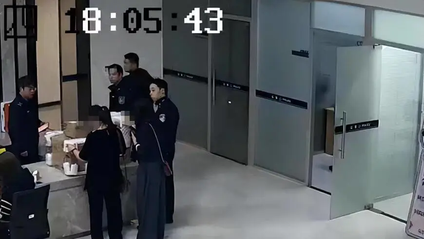 女子参加完“面试”后，莫名其妙下单了6瓶茅台5瓶五粮液1部华为手机等，扣款4万多元；民警紧急联系快递公司：包裹绝对不许发出！