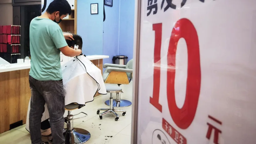 238元总监不如街头老师傅！十元快剪爆火背后，传统理发店做错了什么