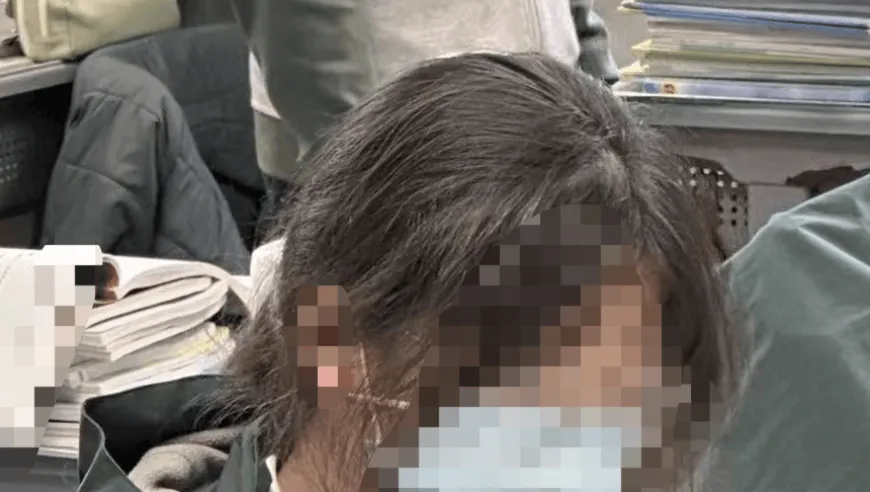 10后学生流行起“呆毛”发型：在头顶取一小撮头发，距头皮2至3厘米处剪断，留下的发根自然炸开