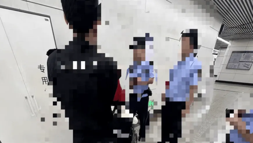 大学生在地铁上摔倒时碰到女乘客，称带对方就医检查无大碍仍被索要3000元误工费，警方：属民事纠纷，建议双方协商处理