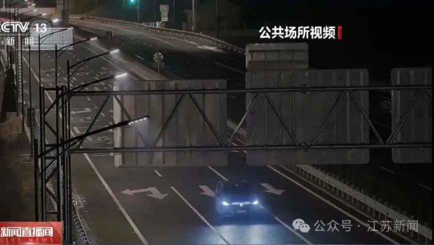 男子饭局喝一斤白酒后开智驾返程，车子停在高速公路中间车道人已昏睡；被判拘役并处罚金，驾驶证吊销5年内不得再考