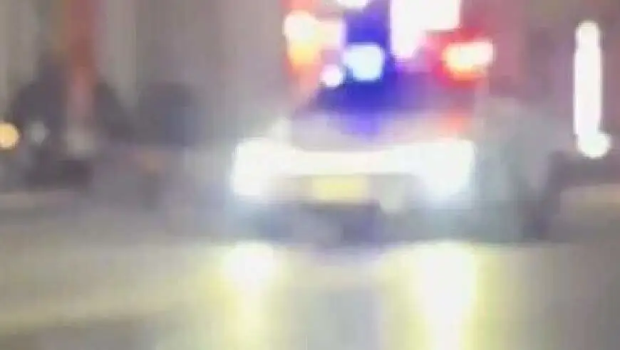 凌晨女子酒后打网约车至酒店，因停车场满位且夜间无人工抬杆，女子拒绝下车步行几十米到终点，车上僵坐一个多小时司机无奈报警；多方回应