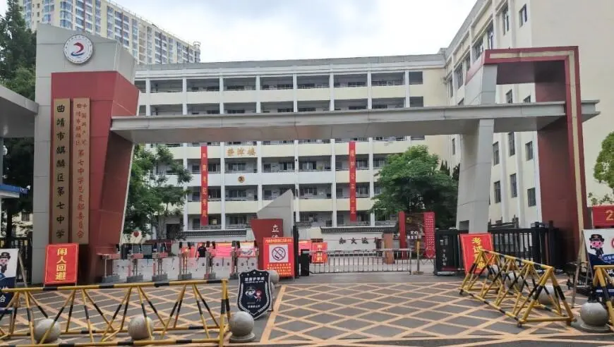 云南曲靖一中学指定家长购298元专用耳机引质疑，教体局：可自行采购
