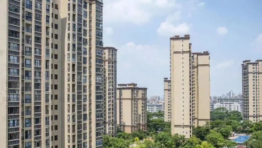 业主与中介约定卖房“底价”240万，超出部分归中介，最终275万成交，业主反悔不愿支付35万，法院：利用信息优势赚差价，该约定无效