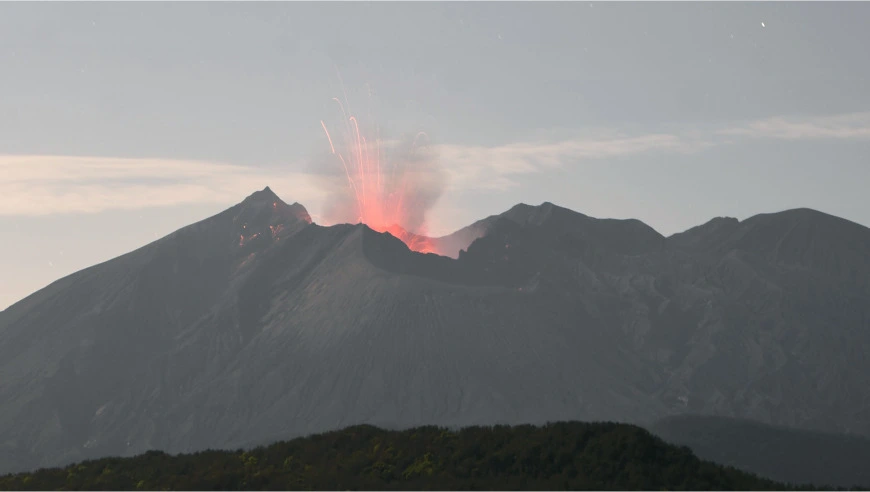 日本鹿儿岛县火山喷发，烟雾最高至1800米