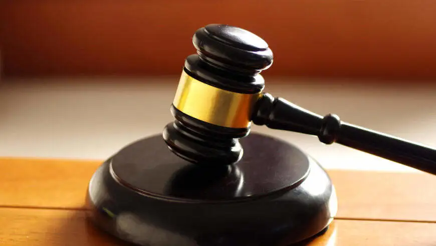 因琐事与同事发生口角，刘某夜里火烧公司泄愤，火势持续9分钟后被保安扑灭；法院：以放火罪判刑