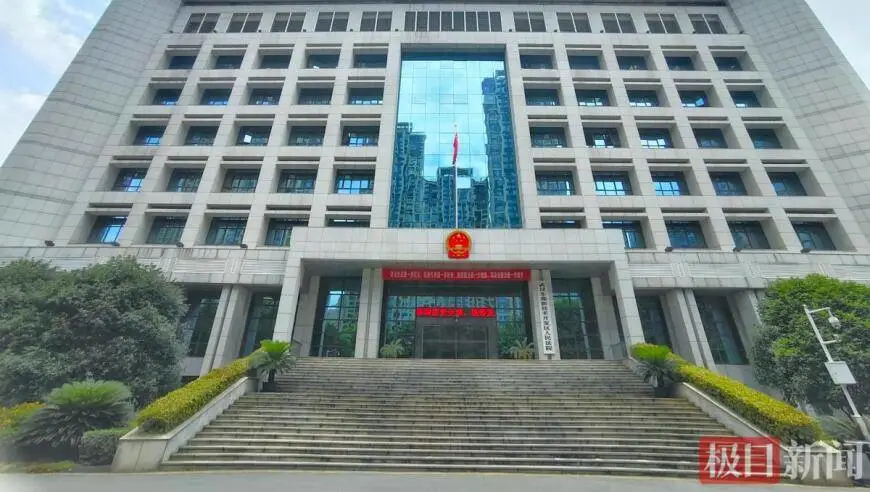 转发家族群！假冒“苗医”在菜市场设局，专盯老人下手，免费试药后恐吓“胳膊会溃烂”，四人获刑