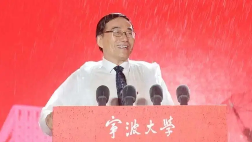 开学典礼中雨势变大，宁波大学校长放下三千字讲稿只说三句话
