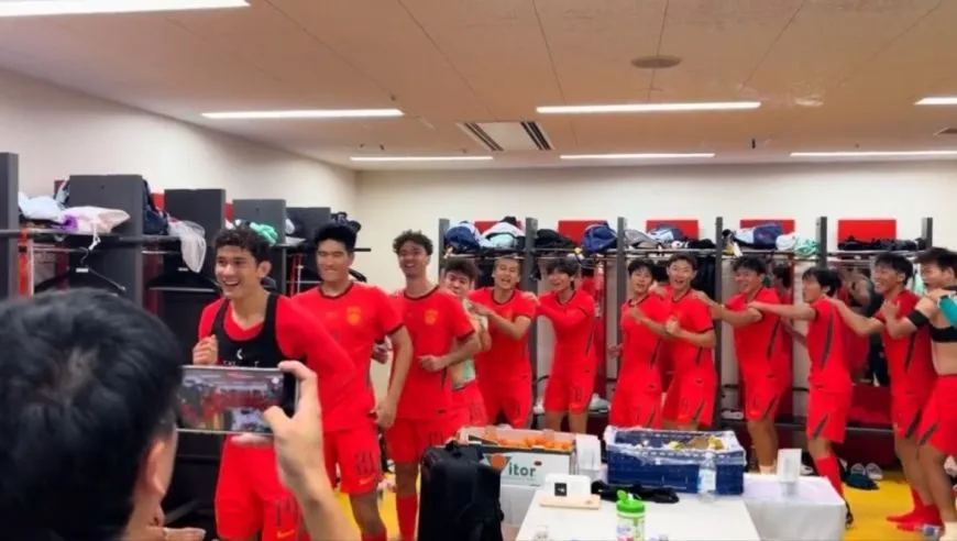 接着奏乐接着舞！U23国足更衣室庆祝亚运夺铜，老将吴曦都嗨了