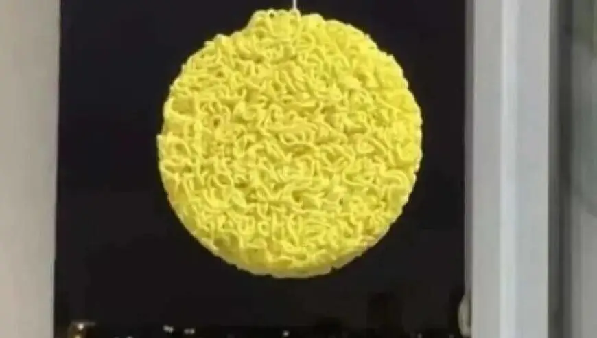 第一次想到这么拍月亮的人真是天才！给我也吃一口