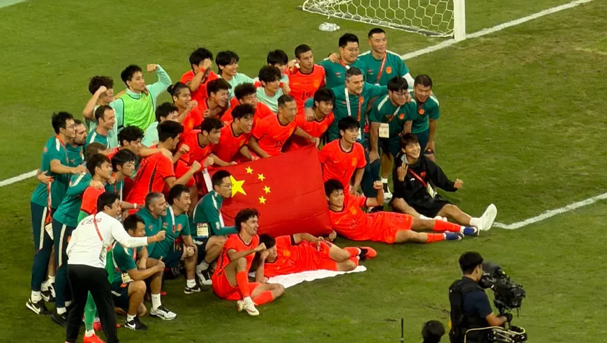 时隔28年！中国男足再夺亚运会奖牌 全队簇拥与五星红旗合影庆祝