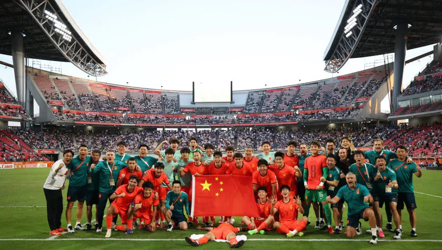 图集：国足亚运队夺铜后集体拍摄大合影，李昊手举国旗激情庆祝