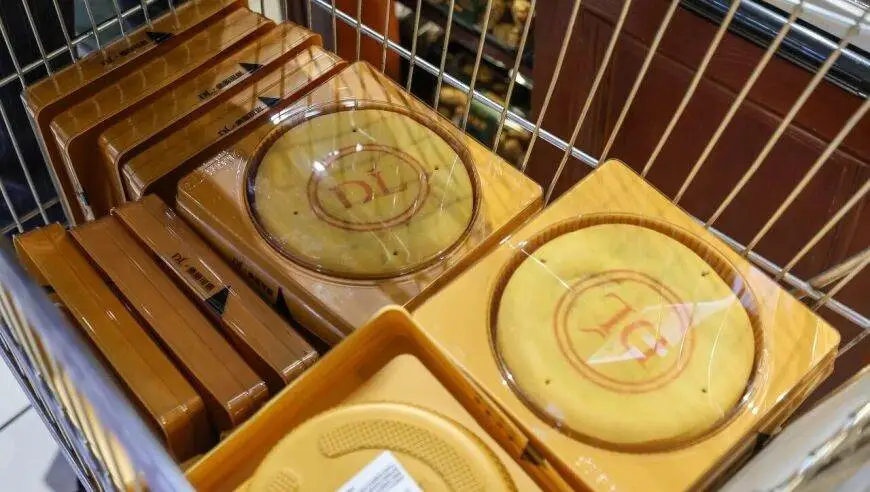 胖东来“网红大月饼”引发抢购热潮，原价一盒33元，有代购要求2盒起售，标价近130元