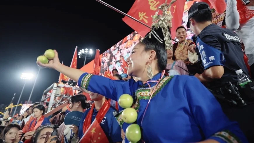 美女帅哥往摊前一站，冷清生意瞬间火爆！老板这招把农产品卖疯了