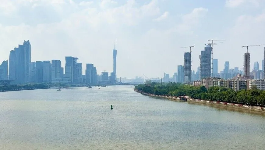 广东前三季度GDP为111090.77亿元，同比增4.6%