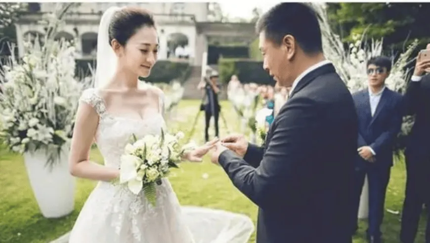 演员李小冉发文称与制片人徐佳宁去年已离婚：互不牵扯，互不打扰，祝各自安好