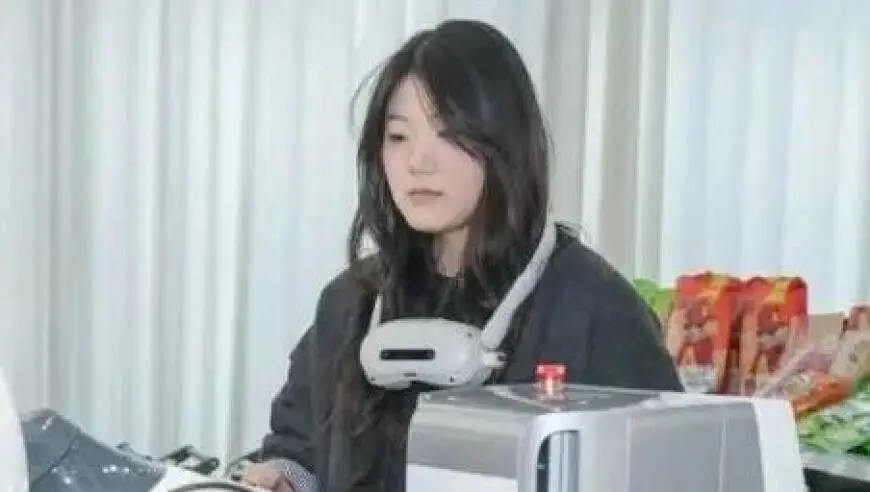浙江00后女生一口气租30套房，每套只住一周，中介怀疑她是骗子，真相让人意外：带50多人教机器人做家务、练技能